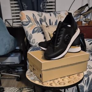 Women's EUC MICHAEL KORS  Black Jenkins Knit Trainer Sneakers - Size 8